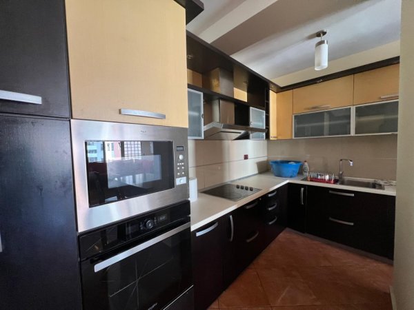 Tirane, jepet me qera apartament 3+1 Kati 6, 105 m² 630 €