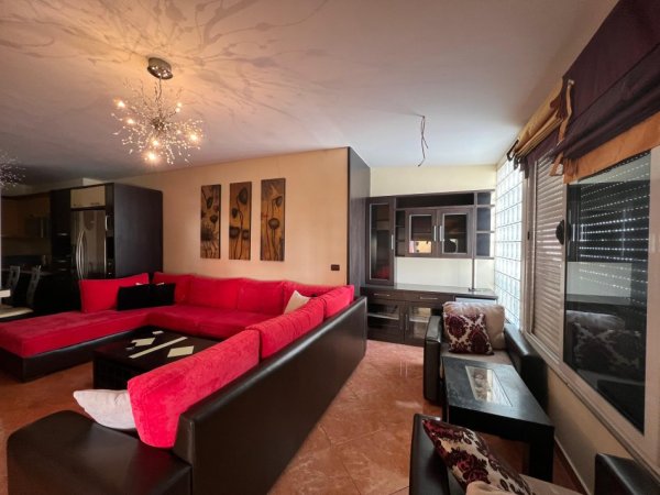 Tirane, jepet me qera apartament 3+1 Kati 6, 105 m² 630 €