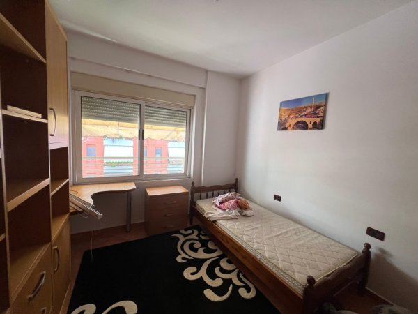 Tirane, jepet me qera apartament 3+1 Kati 6, 105 m² 630 €