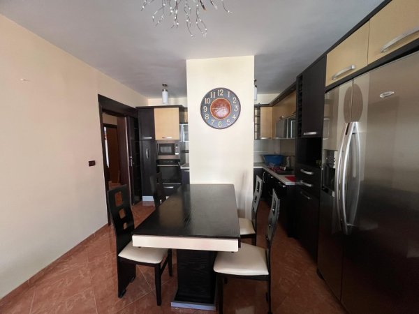 Tirane, jepet me qera apartament 3+1 Kati 6, 105 m² 630 €