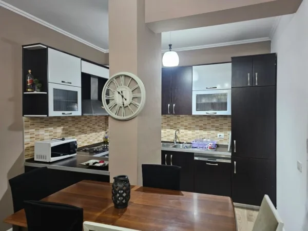 Tirane, jepet me qera apartament 2+1+Ballkon Kati 4, 120 m² 900 € (Kristal Centre)