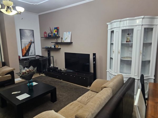 Tirane, jepet me qera apartament 2+1+Ballkon Kati 4, 120 m² 900 € (Kristal Centre)