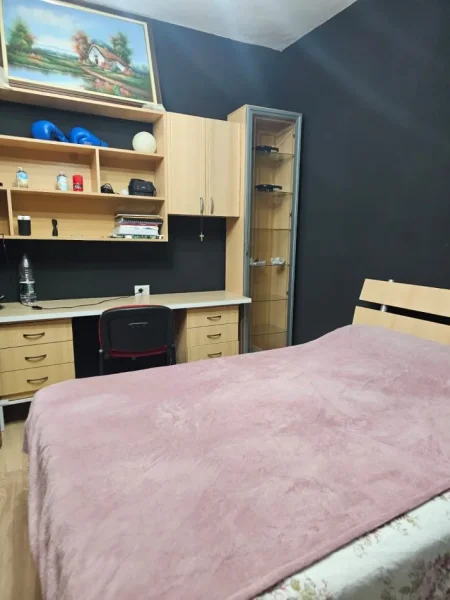 Tirane, jepet me qera apartament 2+1+Ballkon Kati 4, 120 m² 900 € (Kristal Centre)