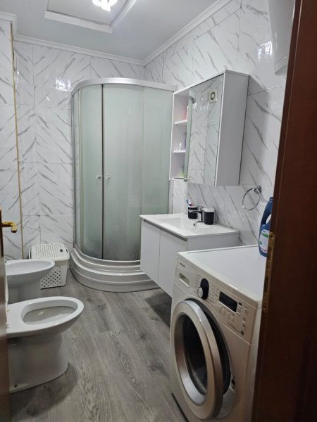 Tirane, jepet me qera apartament 2+1+Ballkon Kati 4, 120 m² 900 € (Kristal Centre)