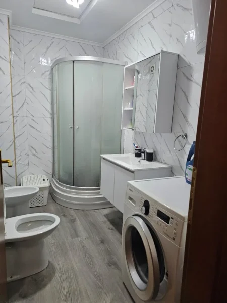 Tirane, jepet me qera apartament 2+1+Ballkon Kati 4, 120 m² 900 € (Kristal Centre)