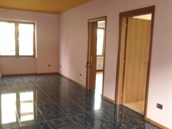 Tirane, jepet me qera zyre Kati 1, 75 m² 730 € (RRUGA E DURRSIT)