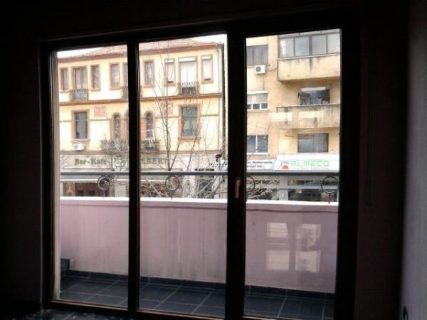 Tirane, jepet me qera zyre Kati 1, 75 m² 730 € (RRUGA E DURRSIT)