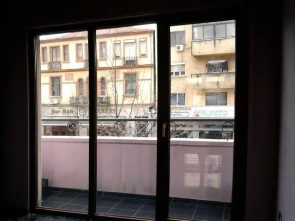 Tirane, jepet me qera zyre Kati 1, 75 m² 730 € (RRUGA E DURRSIT)