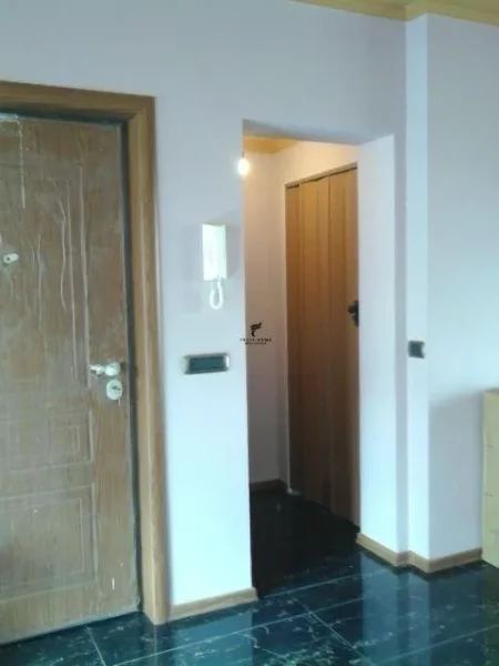 Tirane, jepet me qera zyre Kati 1, 75 m² 730 € (RRUGA E DURRSIT)