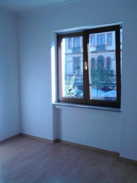Tirane, jepet me qera zyre Kati 1, 75 m² 730 € (RRUGA E DURRSIT)