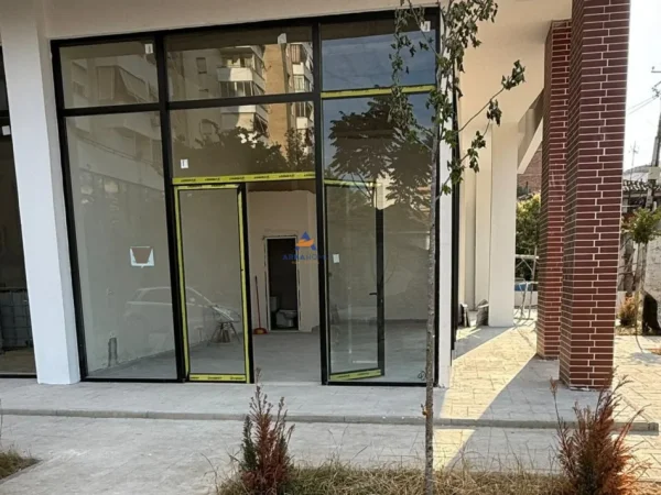 Tirane, jepet me qera ambjent biznesi Kati 0, 50 m² 900 € (PAZARI I RI)