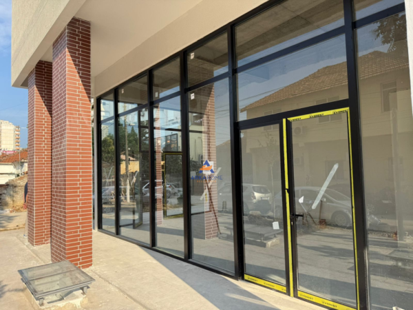 Tirane, jepet me qera ambjent biznesi Kati 0, 50 m² 900 € (PAZARI I RI)