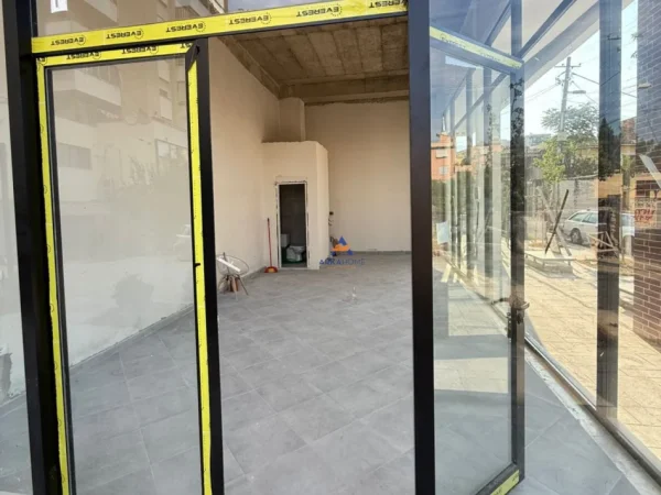 Tirane, jepet me qera ambjent biznesi Kati 0, 50 m² 900 € (PAZARI I RI)