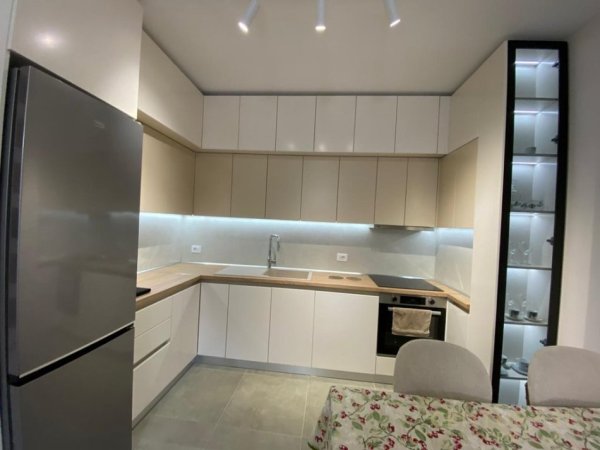 Tirane, jepet me qera apartament 2+1 Kati 4, 104 m² 700 € (zonën e Unazës së Re, tek Oasis Residence)