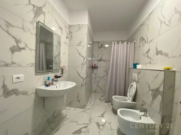 Tirane, jepet me qera apartament 2+1 Kati 4, 104 m² 700 € (zonën e Unazës së Re, tek Oasis Residence)