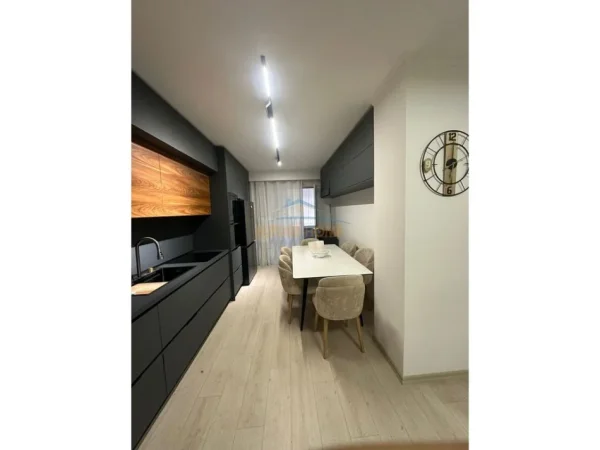 Tirane, jepet me qera apartament 2+1+Ballkon Kati 3, 117 m² 850 € (Brryl)