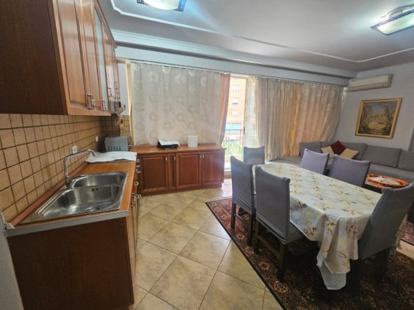 Tirane, jepet me qera apartament 2+1+Ballkon Kati 2, 95 m² 750 € (Ngjitur me parkimin te Poligoni Rogat)