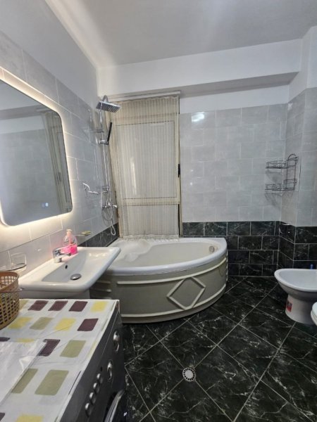 Tirane, jepet me qera apartament 2+1+Ballkon Kati 2, 95 m² 750 € (Ngjitur me parkimin te Poligoni Rogat)