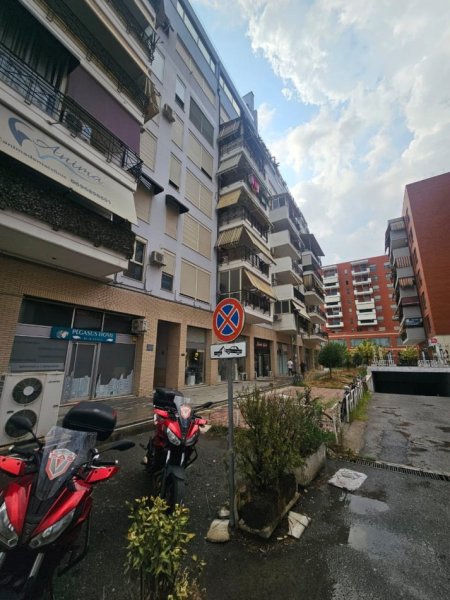 Tirane, jepet me qera apartament 2+1+Ballkon Kati 2, 95 m² 750 € (Ngjitur me parkimin te Poligoni Rogat)