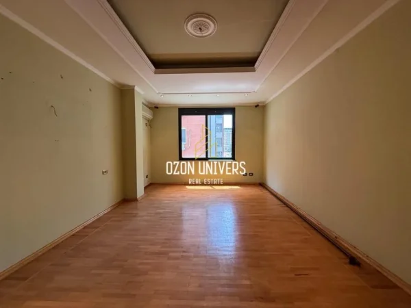 Tirane, jepet me qera zyre Kati 4, 140 m² 1.300 € (Kafe Roma, Bulevardi Bajram Curri)