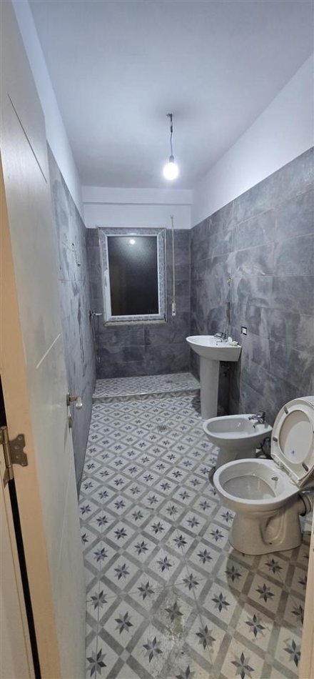 Tirane, shitet apartament 1+1+Ballkon Kati 3, 75 m² 78.500 € (FRESK)