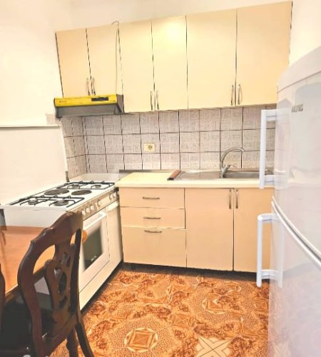 Tirane, jepet me qera apartament 2+1 Kati 1, 70 m² 450 € (stacioni i trenit)