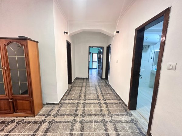 Tirane, jepet me qera ambjent biznesi Kati 1, 120 m² 700 € (Pas Spitalit Gjerman, Tiranë)