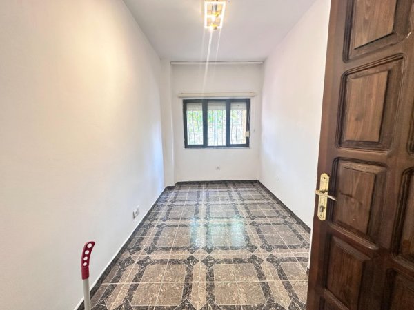 Tirane, jepet me qera ambjent biznesi Kati 1, 120 m² 700 € (Pas Spitalit Gjerman, Tiranë)