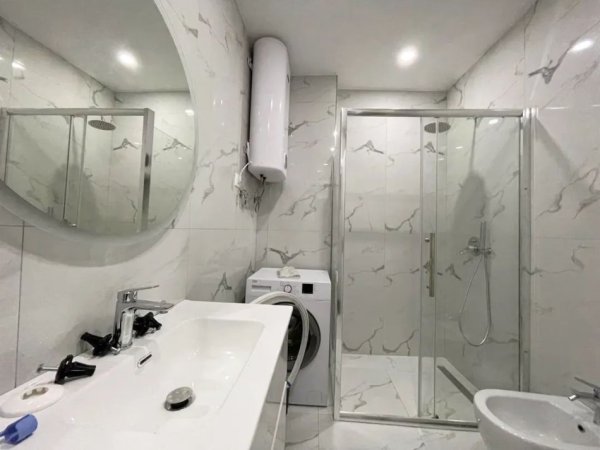 Tirane, jepet me qera apartament 1+1+Ballkon Kati 5, 85 m² 900 € (LakeView)