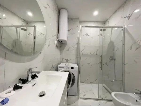 Tirane, jepet me qera apartament 1+1+Ballkon Kati 5, 85 m² 900 € (LakeView)