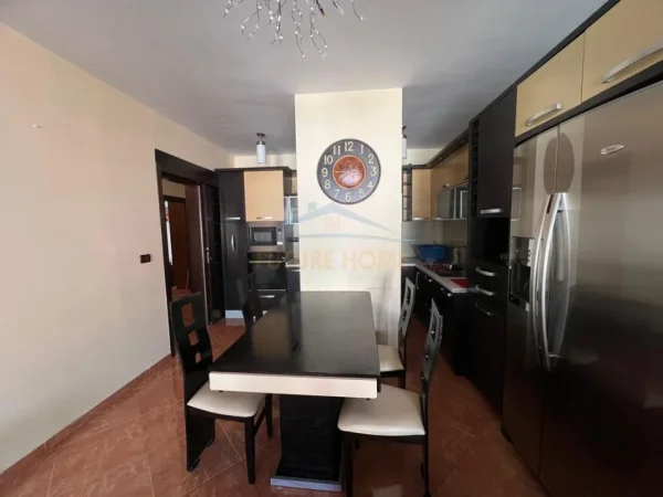 Tirane, jepet me qera apartament 3+1 Kati 6, 105 m² 630 €