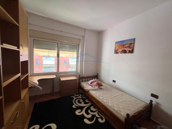 Tirane, jepet me qera apartament 3+1 Kati 6, 105 m² 680 €