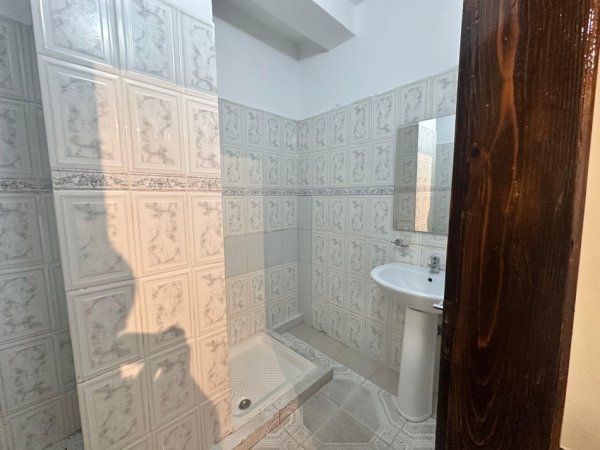 Tirane, jepet me qera ambjent biznesi Kati 1, 120 m² 700 € (Pas Spitalit Gjerman, Tiranë)