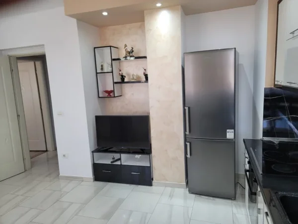 Tirane, jepet me qera apartament 2+1+Ballkon Kati 5, 80 m² 650 € (Rruga e durresit ,prane kafe Flora)