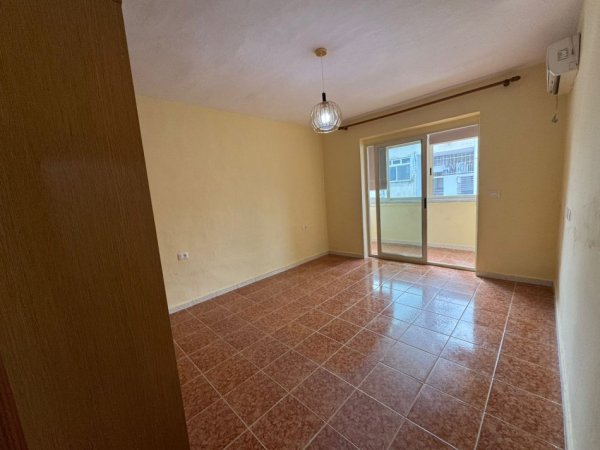 Tirane, jepet me qera apartament 1+1 Kati 5, 55 m² 420 € (Rruga Naim Frasheri)