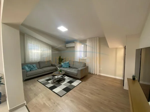 Tirane, jepet me qera apartament 2+1+Ballkon Kati 3, 110 m² 1.000 € (RRUGA MUSTAFA DEMIRI)