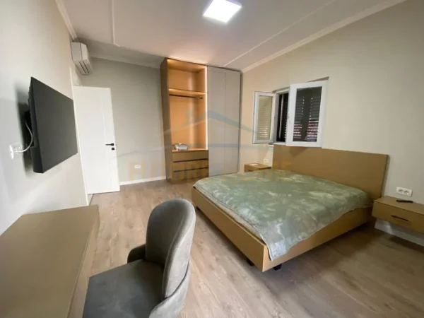Tirane, jap me qera apartament 2+1+Ballkon Kati 2, 110 m² 1.000 € (ISH TREGU ELEKTRIK)