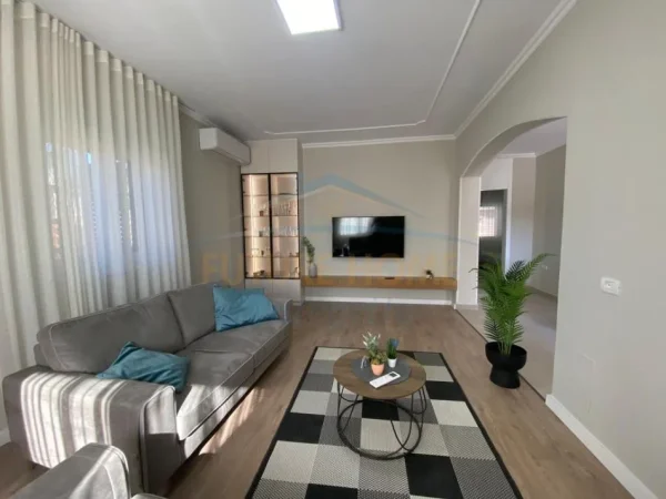 Tirane, jap me qera apartament 2+1+Ballkon Kati 2, 110 m² 1.000 € (ISH TREGU ELEKTRIK)