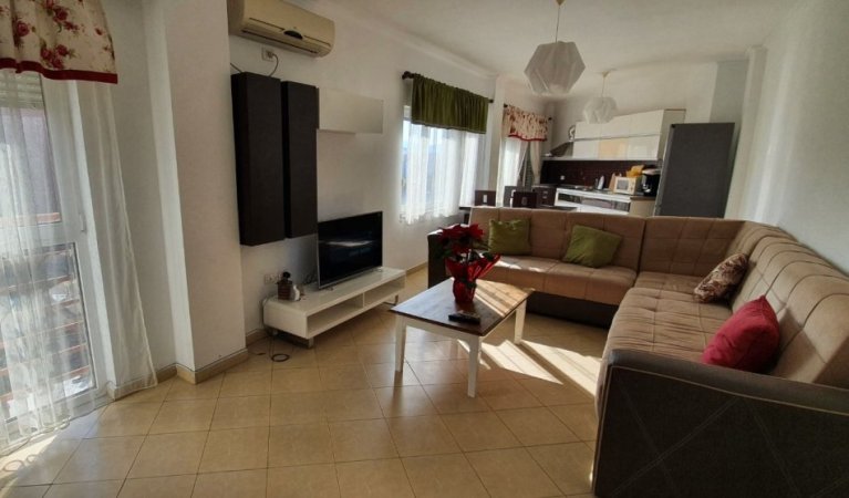 Tirane, jepet me qera apartament 2+1+Ballkon Kati 4, 85 m² 550 € (Ali demi , prane bankes credins)