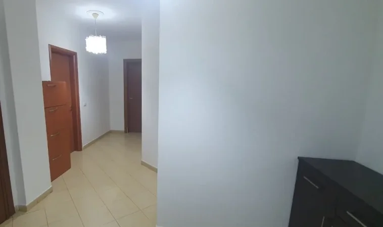 Tirane, jepet me qera apartament 2+1+Ballkon Kati 4, 85 m² 550 € (Ali demi , prane bankes credins)