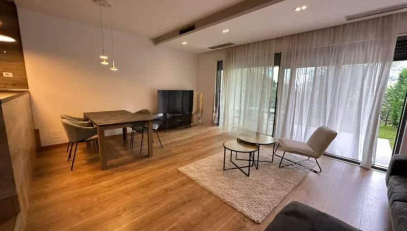 Tirane, jepet me qera Vile 2+1 Kati 2, 250 m² 1.500 € (TEG)
