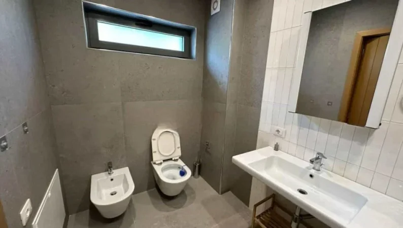 Tirane, jepet me qera Vile 2+1 Kati 2, 250 m² 1.500 € (TEG)