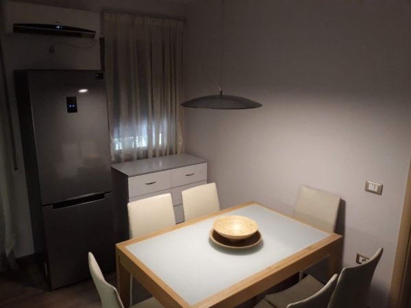 jepet me qera apartament 2+1 Kati 4, 95 m² 700 € (Mine Peza, përballë Prokurorisë, Tiranë)