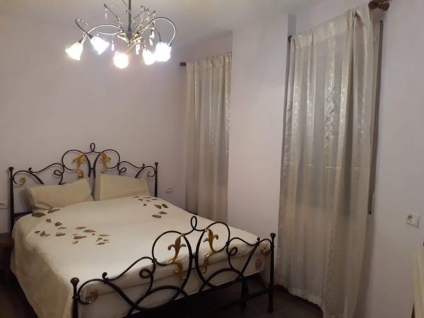 jepet me qera apartament 2+1 Kati 4, 95 m² 700 € (Mine Peza, përballë Prokurorisë, Tiranë)