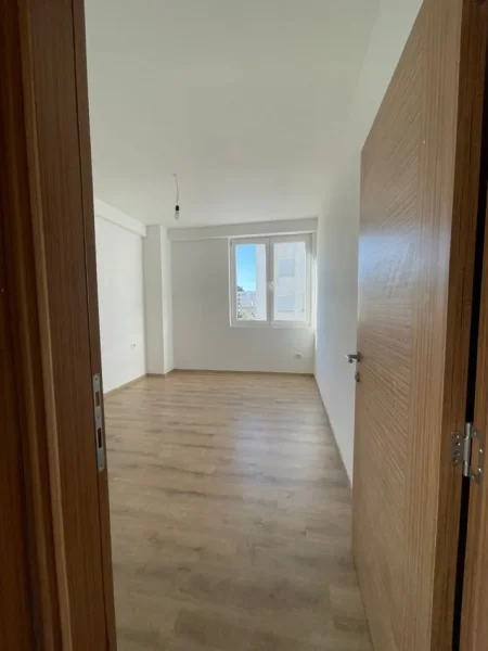 Tirane, jepet me qera apartament 2+1+Ballkon Kati 3, 100 m² 300 € (Vore)