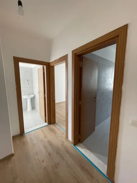 Tirane, jepet me qera apartament 2+1+Ballkon Kati 3, 100 m² 300 € (Vore)