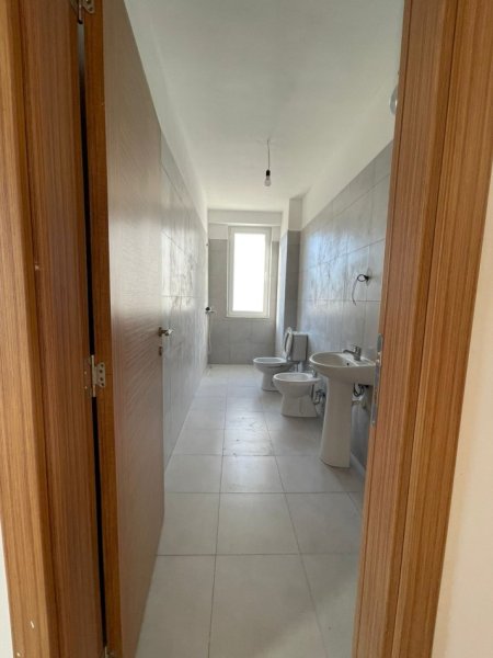 Tirane, jepet me qera apartament 2+1+Ballkon Kati 3, 100 m² 300 € (Vore)