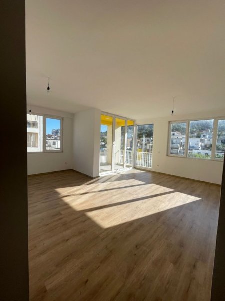 Tirane, jepet me qera apartament 2+1+Ballkon Kati 3, 100 m² 300 € (Vore)