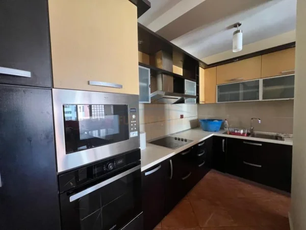 Tirane, jepet me qera apartament 3+1 Kati 6, 105 m² 700 € 