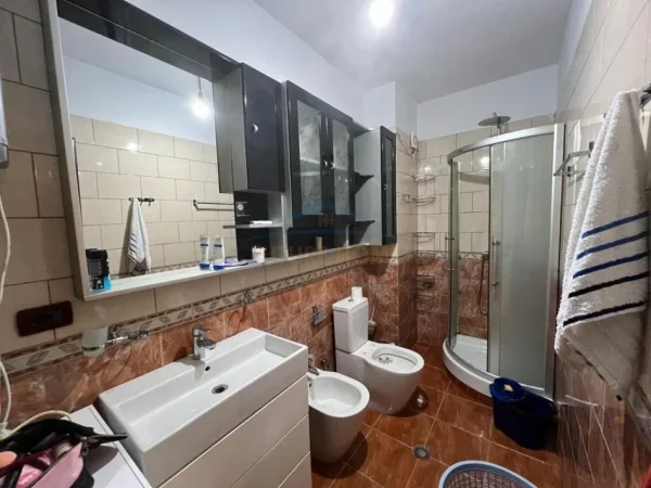 Tirane, jepet me qera apartament 3+1 Kati 6, 105 m² 700 € 